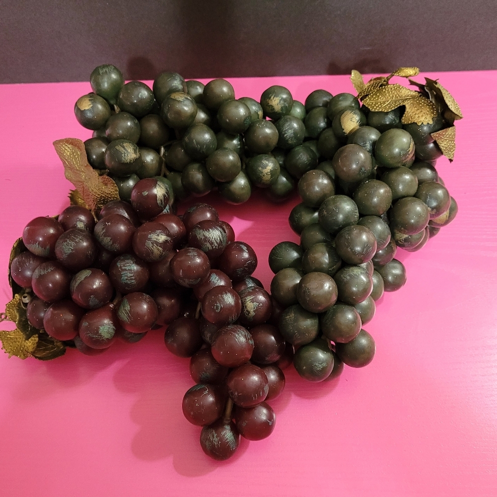 Vintage Dark Colored Grape Clusters Rubber Plastic (0505)